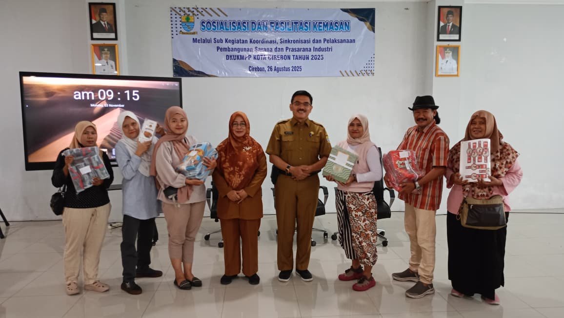 Bidang Perindustrian DKUKMPP Kota Cirebon Menyerahkan Bantuan Fasilitasi Kemasan kepada Pelaku IKM