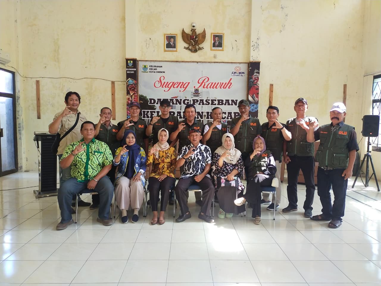 Pembagian Rompi Kader Lingkungan Hidup di Kelurahan Kecapi