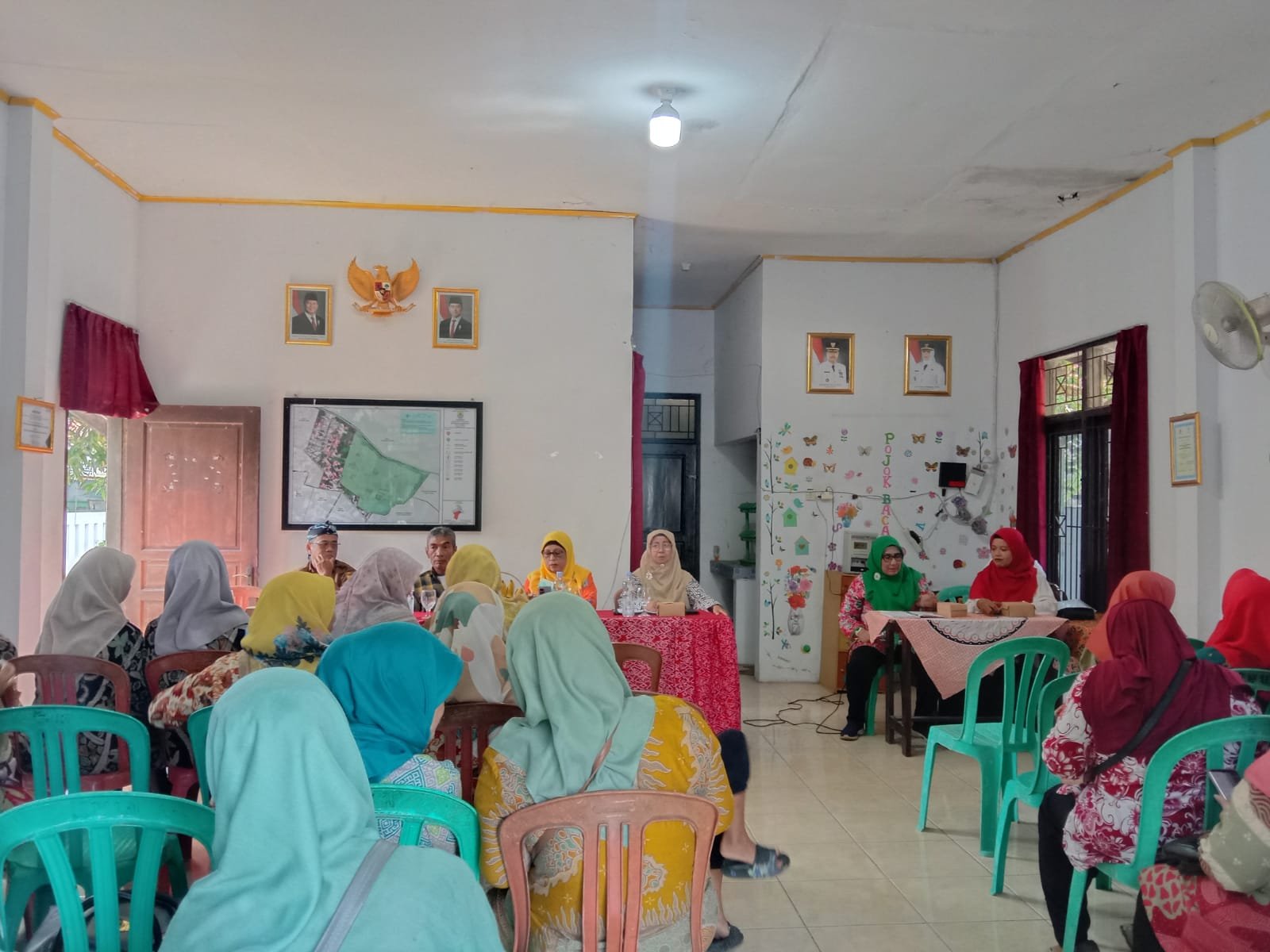 SINERGI KADER: KASI PEMBERDAYAAN MASYARAKAT HADIRI PERTEMUAN FKK DI RW.10 SAMUDRA ASIH