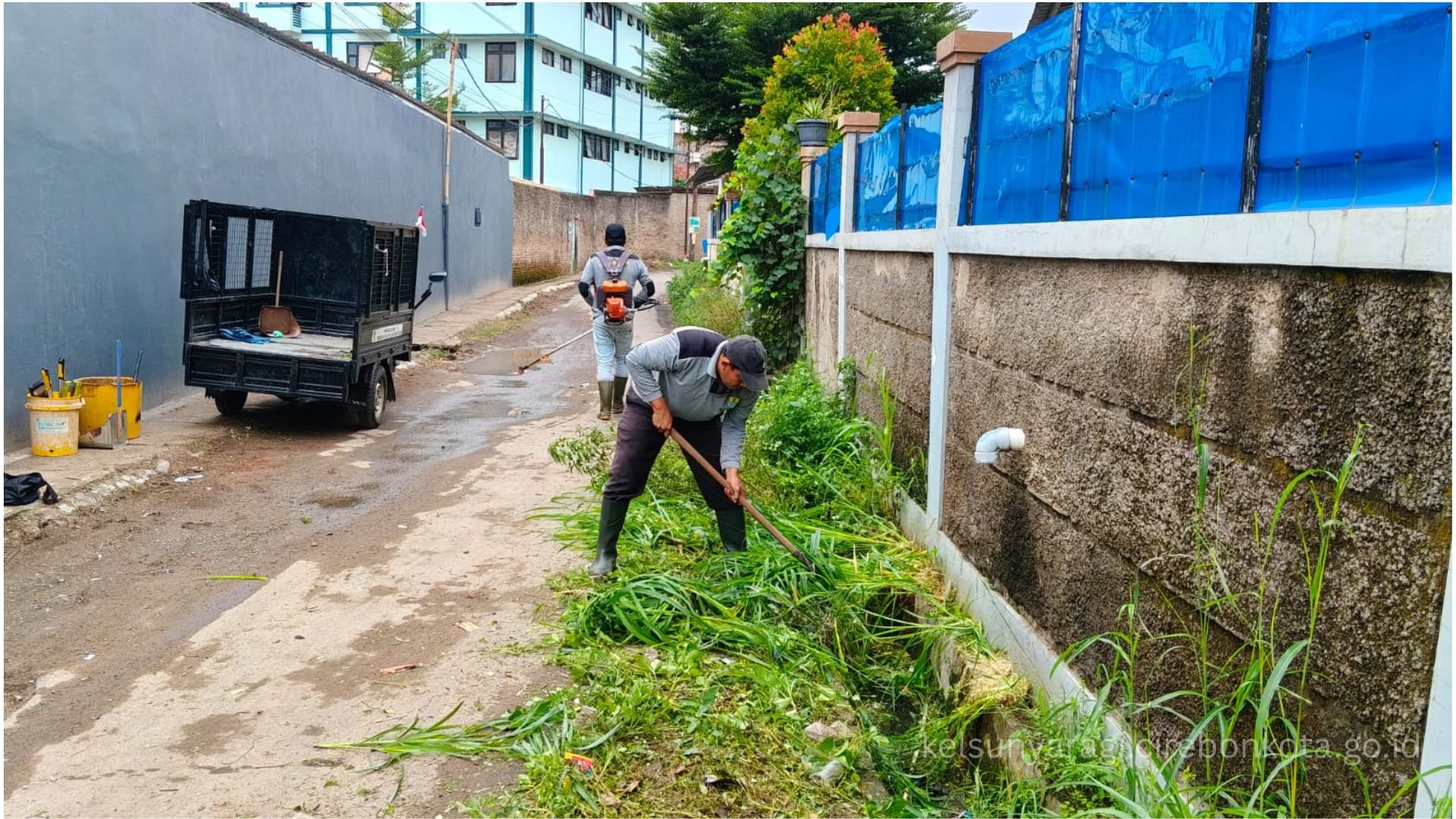 Satgas Kebersihan Bersihkan Rumput Liar