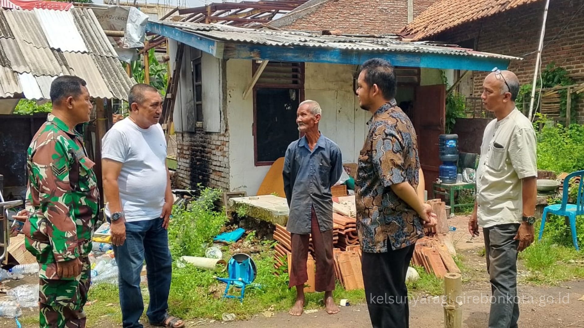 Lurah Sunyaragi Kunjungi Rumah Ambruk Warga RW.04 dan RW.07
