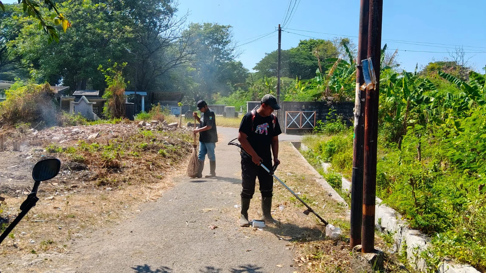 Pembersihan Jalan Lingkungan RW. 09 Karang Malang