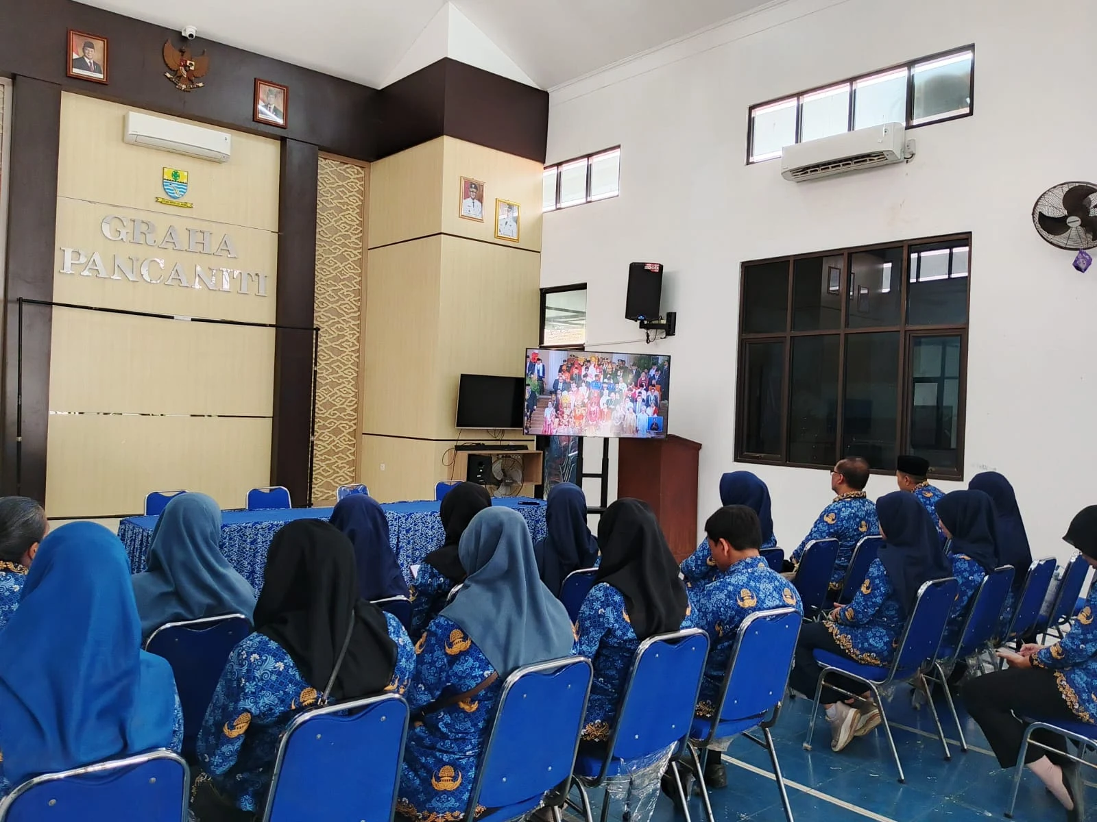 ASN Kelurahan dan Kecamatan Kesambi Mengikuti Secara Virtual Detik-Detik Proklamasi