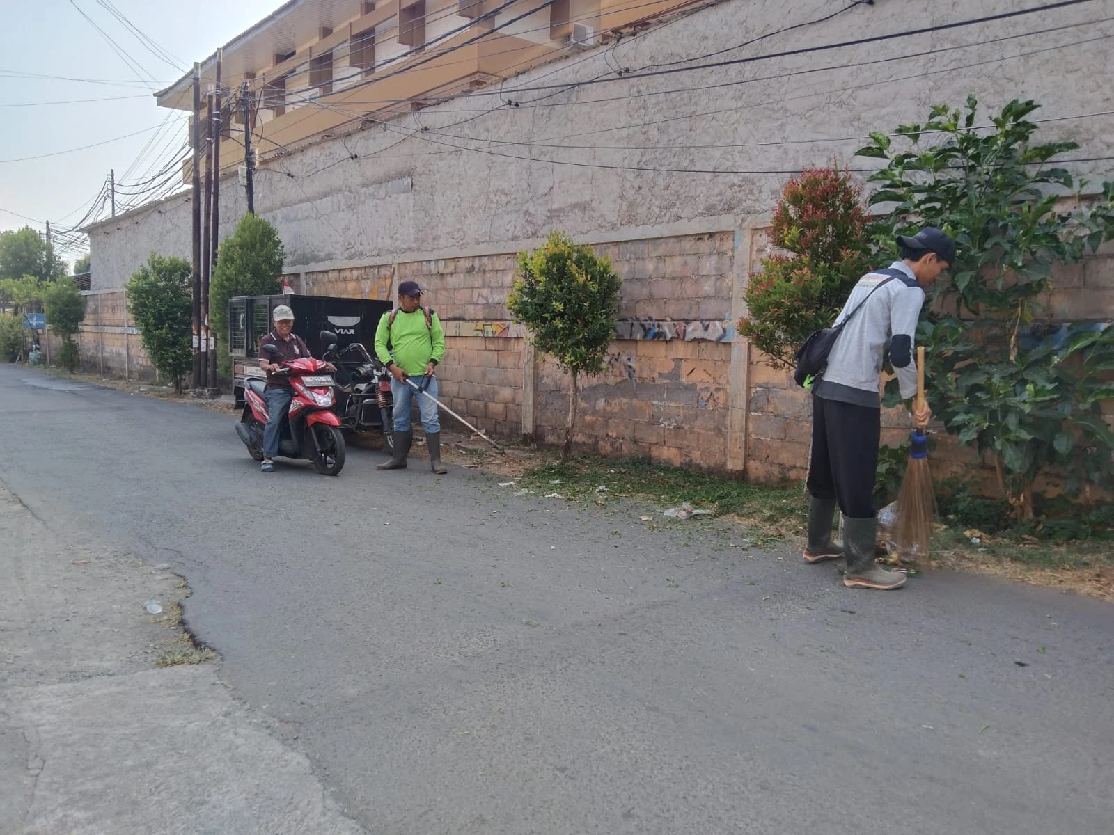 Pembersihan Jalan Lingkungan RW 10 Yudhasari