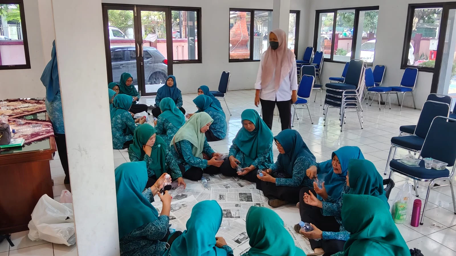 PKK Kelurahan Sunyaragi pelatihan pemanfaatan limbah botol plastik