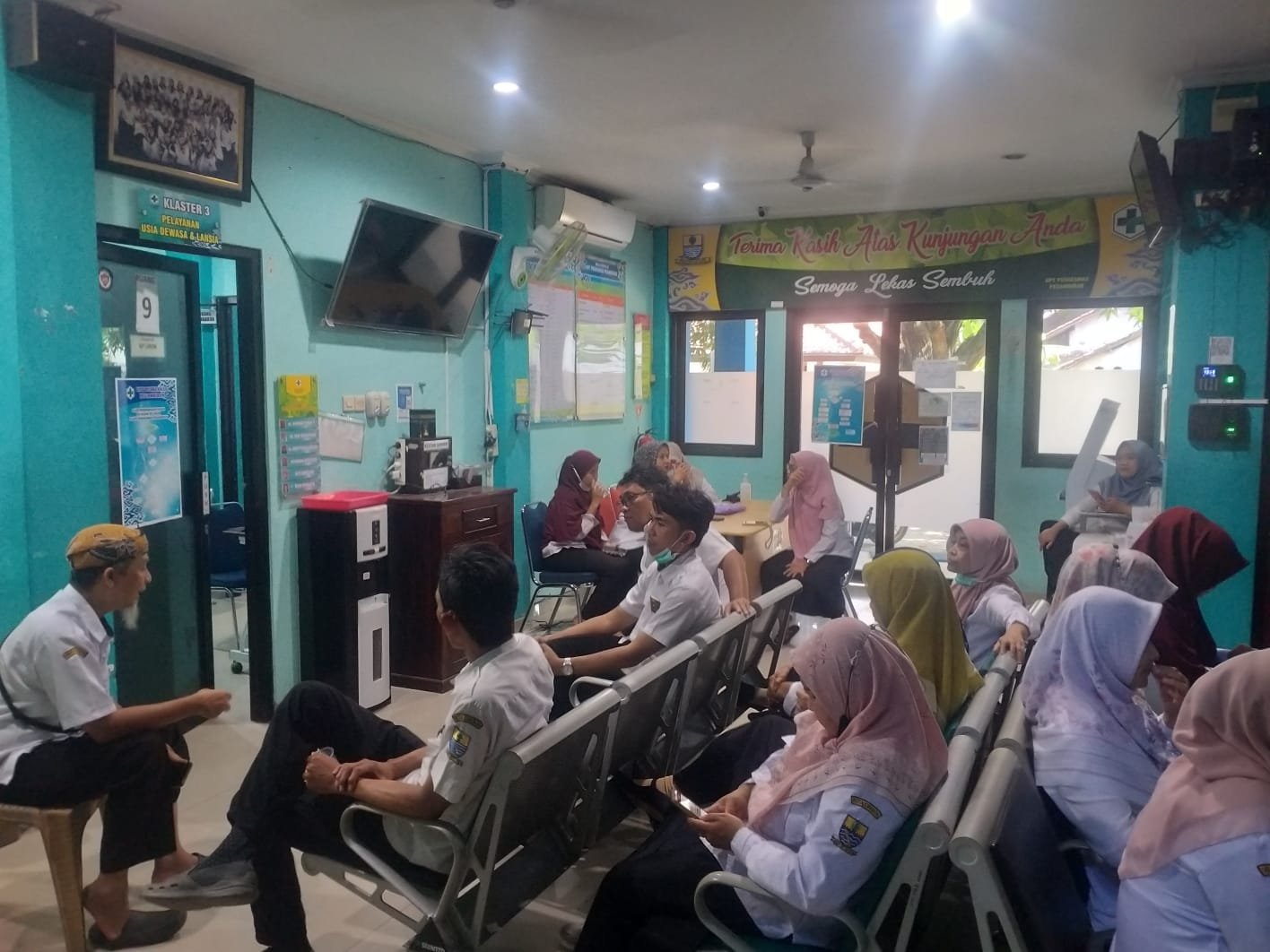 KEGIATAN BRIEFING SIANG STAFF PUSKESMAS PEGAMBIRAN