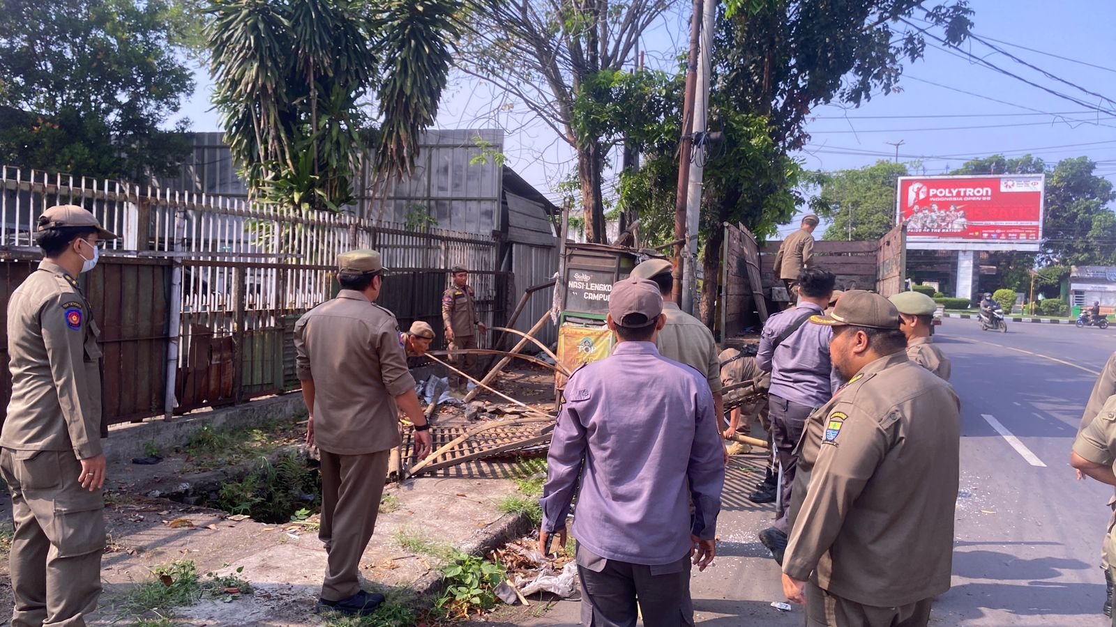 Satpol PP Tertibkan PKL Jalan Yos Sudarso Kota Cirebon