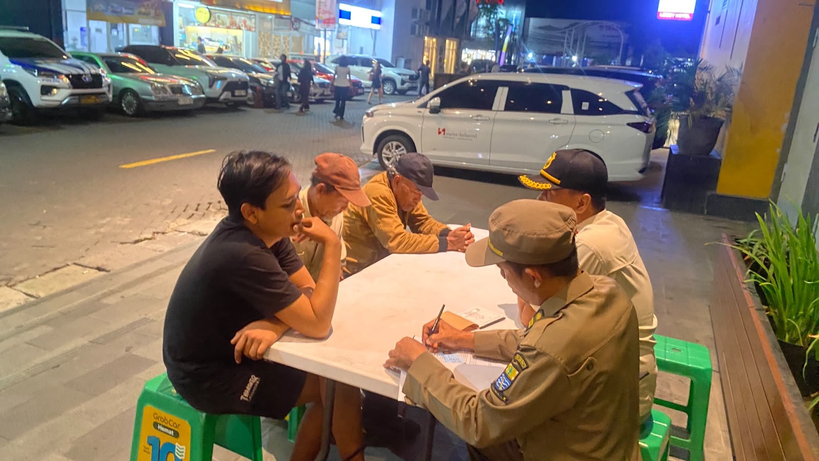 Satpol PP Kota Cirebon Bersama Dishub Tertibkan 60 Kendaraan pada Operasi Parkir Liar di Kawasan Depan CSB