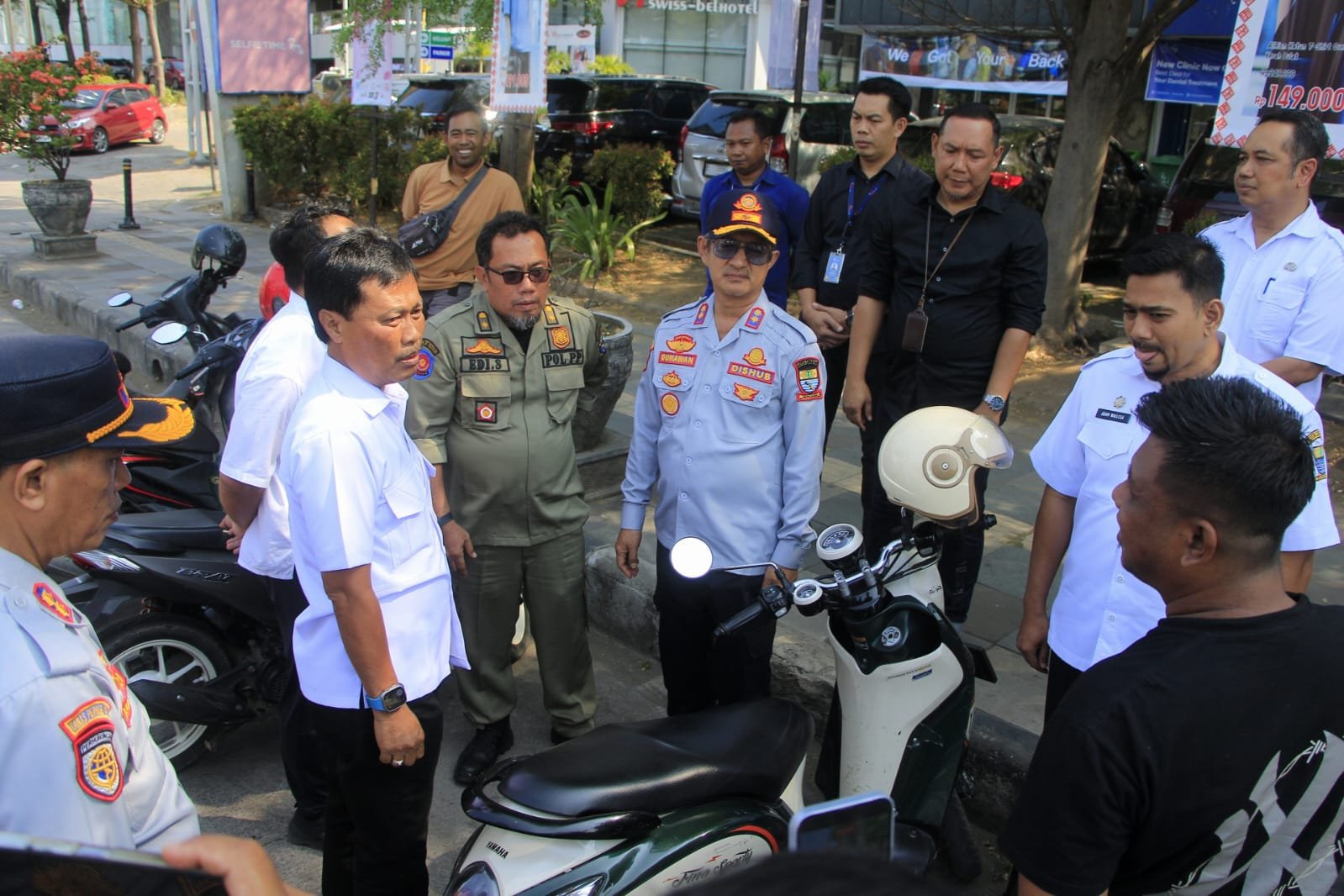 Trotoar Area Depan CSB Mall Mulai Dilakukan Pemagaran